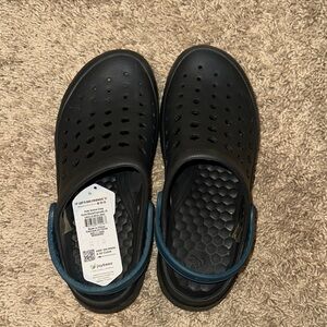 Boys Joybees Black Clogs, size 5 Juniors.